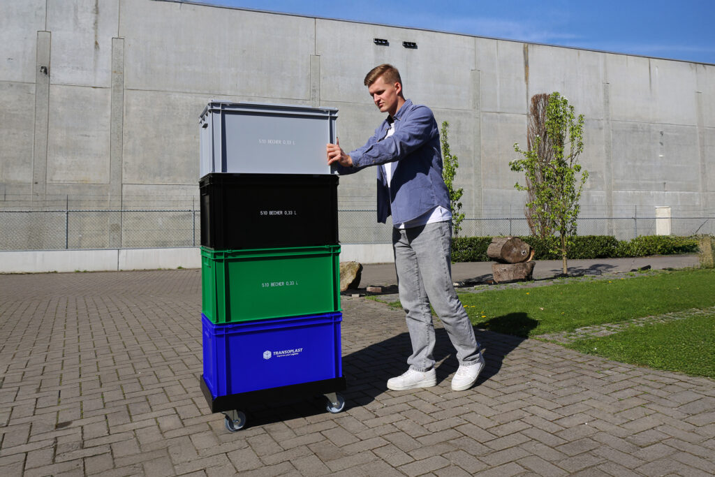 Becherbehälter auf Transportroller transportieren
